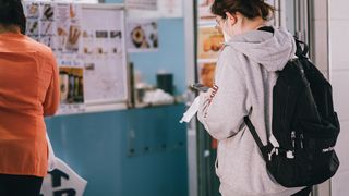 Femeile &icirc;nsărcinate şi persoanele &icirc;nsoţite de copii mai mici de 5 ani au prioritate la ghișee și magazine. Legea a fost promulgată