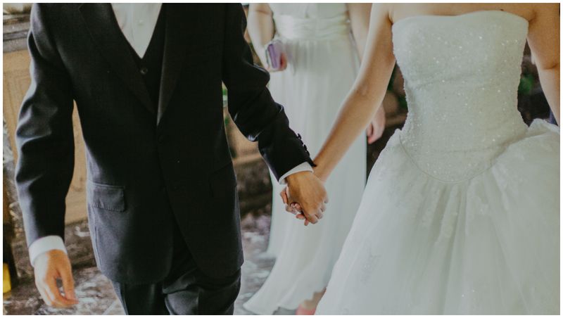 Mireasa se teme de reacția familiei mirelui