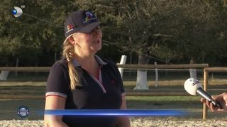 VIDEO - Voltija, sportul care dă &icirc;ncredere. C&acirc;teva fetițe din județul Bihor execută acrobații pe cai aflați &icirc;n mișcare