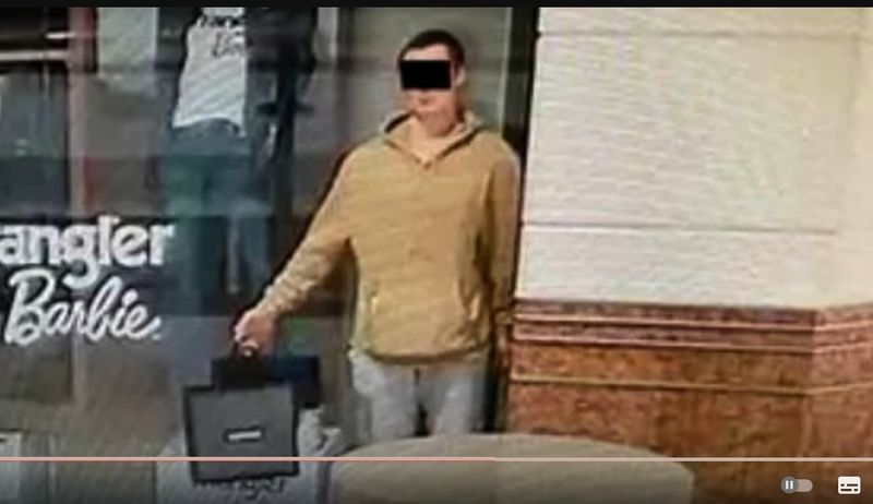 Un hoț s-a prefăcut că e manechin în magazin