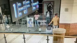 Îl recunoști în imagine? Un hoț s-a prefăcut că e manechin ca să spargă un magazin de bijuterii. Ce a urmat