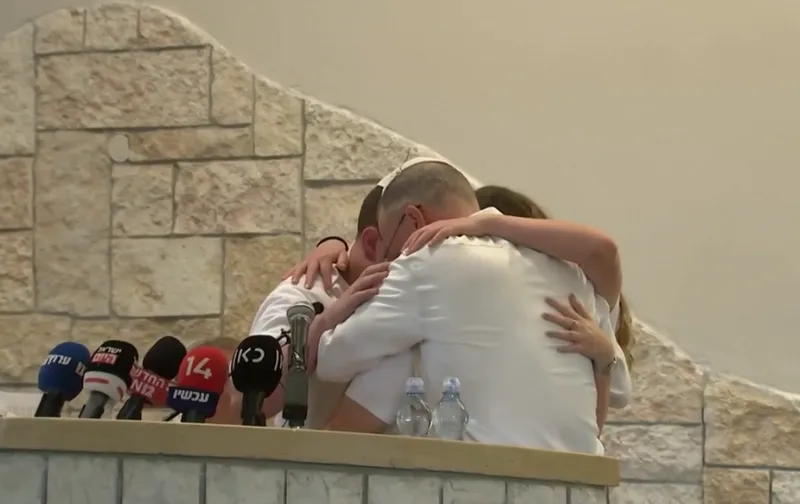 În continuare, Lee se teme pentru israelieni, odată ce atacurile devin tot mai dure. 