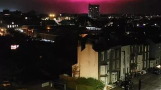 Cerul din UK a devenit roz și a băgat spaima &icirc;n locuitori. Oamenii au ajuns să creadă că &bdquo;vine sf&acirc;rșitul lumii&rdquo;. Ce era de fapt lumina &icirc;nfricoșătoare de pe cer