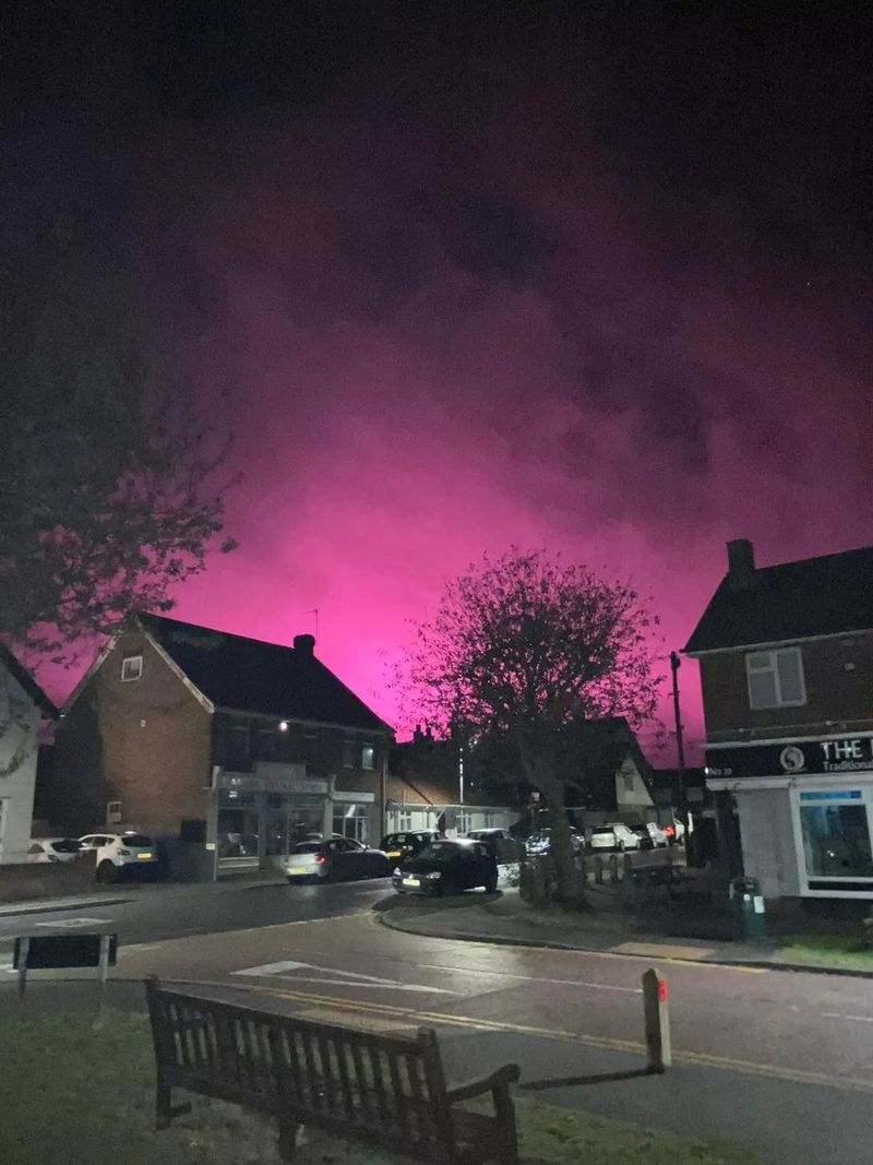 Cerul din UK a devenit roz și a băgat spaima în locuitori. Oamenii au ajuns să creadă că „vine sfârșitul lumii”. Ce era de fapt lumina înfricoșătoare de pe cer