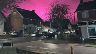 Cerul din UK a devenit roz și a băgat spaima &icirc;n locuitori. Oamenii au ajuns să creadă că &bdquo;vine sf&acirc;rșitul lumii&rdquo;. Ce era de fapt lumina &icirc;nfricoșătoare de pe cer