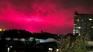 Cerul din UK a devenit roz și a băgat spaima &icirc;n locuitori. Oamenii au ajuns să creadă că &bdquo;vine sf&acirc;rșitul lumii&rdquo;. Ce era de fapt lumina &icirc;nfricoșătoare de pe cer