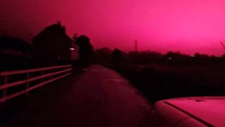 Cerul din UK a devenit roz și a băgat spaima &icirc;n locuitori. Oamenii au ajuns să creadă că &bdquo;vine sf&acirc;rșitul lumii&rdquo;. Ce era de fapt lumina &icirc;nfricoșătoare de pe cer