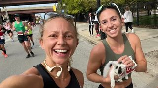 Sarah Bohan în brațe cu pisica salvată