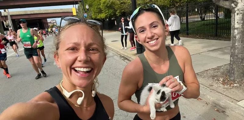 Sarah Bohan în brațe cu pisica salvată