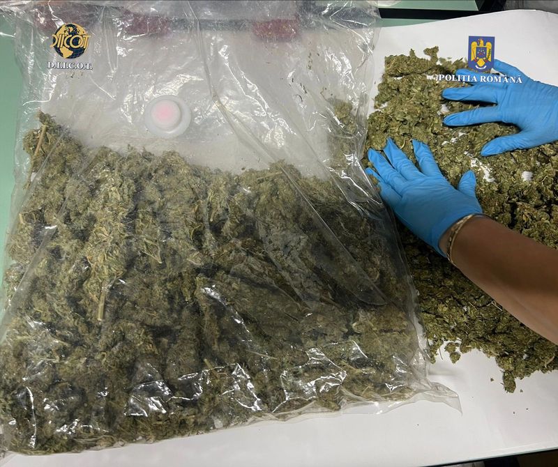 Bărbat reținut pentru trafic și consum de droguri