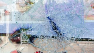 Spargere de proporții în Bacău! Hoții au vandalizat peste 20 de mașini