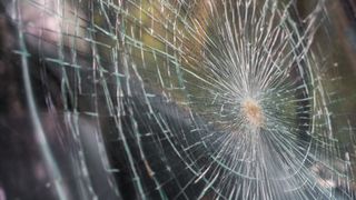 Spargere de proporții în Bacău! Hoții au vandalizat peste 20 de mașini