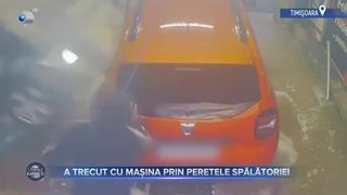 VIDEO - Scene incredibilie &icirc;ntr-o spălătorie auto! Un bărbat a trecut cu mașina prin peretele spălătoriei