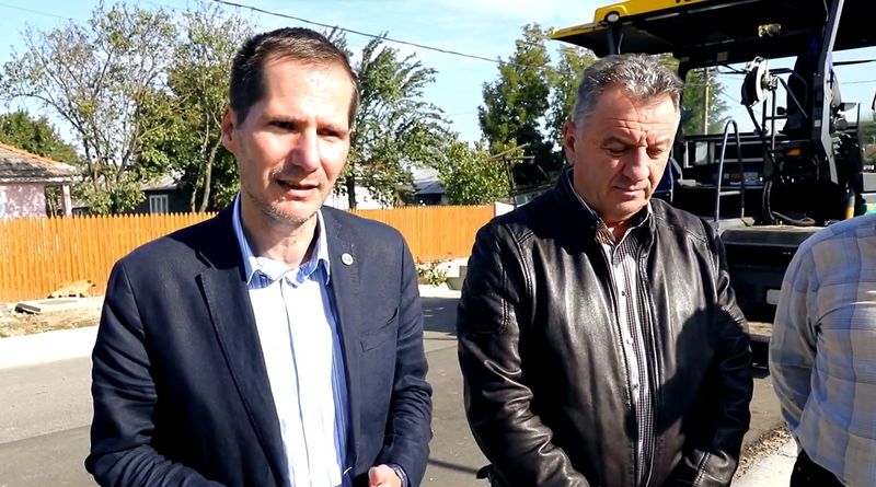 Președintele Consiliului Județean Vrancea, Cătălin Toma, alături de Nicușor Păcuraru, primarul satului Maluri