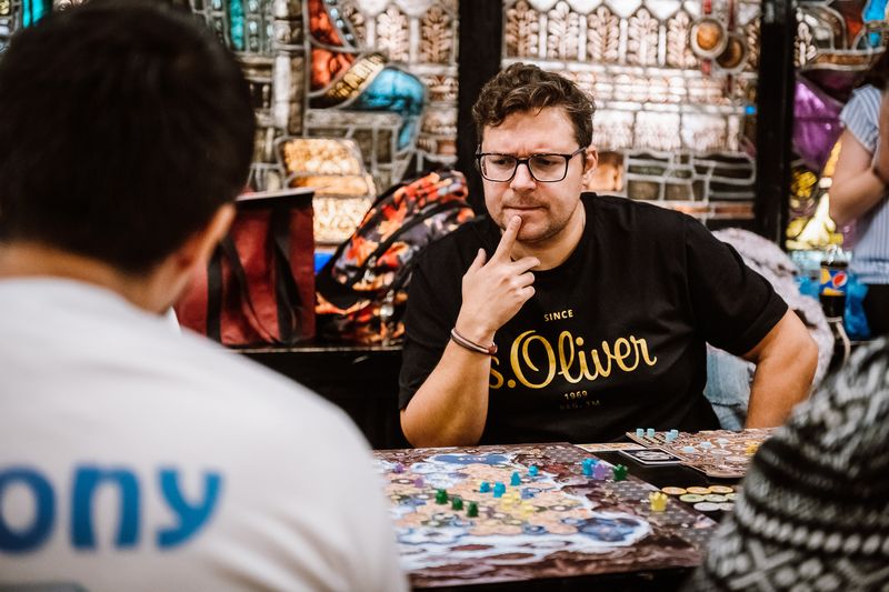 ”Comunitatea jucătorilor de board games este una dintre cele mai deschise și prietenoase”