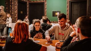 &rdquo;Jocurile de societate str&acirc;ng oamenii la o masă și &icirc;i ajută să interacționeze &icirc;ntr-un mod distractiv, educativ. Mai mult, descoperă lucruri noi unii despre alții&rdquo;