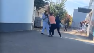 Scandal la un liceu din Satu Mare. Mama și bunica unei eleve au agresat o altă elevă