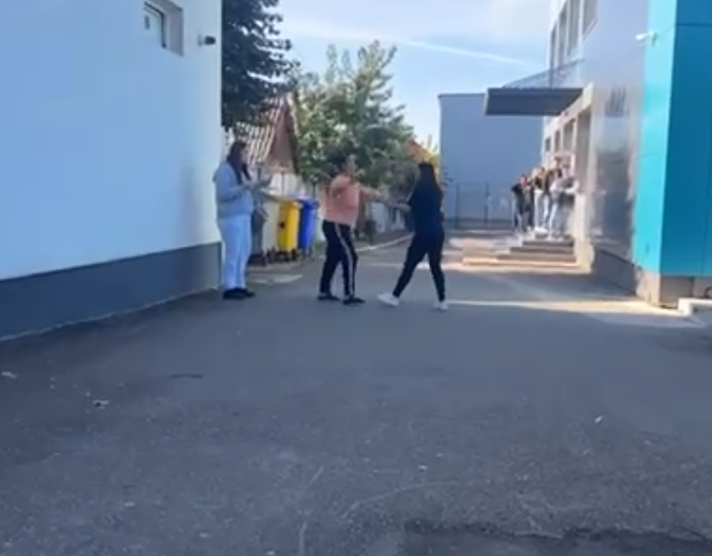 Scandal la un liceu din Satu Mare. Mama și bunica unei eleve au agresat o altă elevă