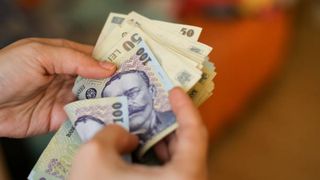 Cum au reușit doi elevi din România, cu mediile 1,97 și 4,59, să ia bursă pentru „merite deosebite la învățătură”. Explicația este simplă