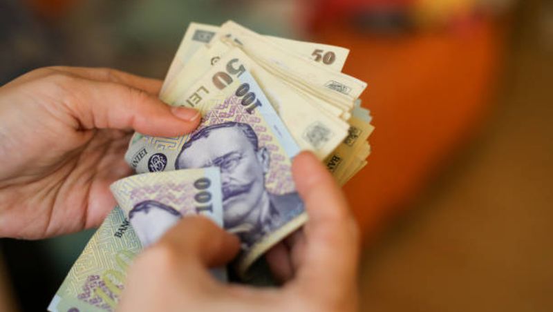 Cum au reușit doi elevi din România, cu mediile 1,97 și 4,59, să ia bursă pentru „merite deosebite la învățătură”. Explicația este simplă