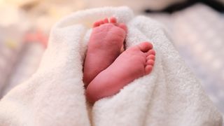 O femeie s-a dus la spital cu dureri de stomac, dar &icirc;n cele din urmă a dat naștere unei fetițe sănătoase. P&acirc;nă să ajungă la spital nu a știut că este &icirc;nsărcinată!