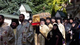 O tradiție presupune tăierea unui brad din pădure, care mai apoi va fi ars în noaptea de 25 spre 26 octombrie.