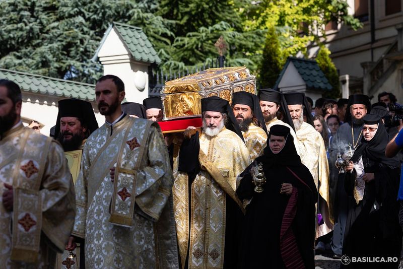 O tradiție presupune tăierea unui brad din pădure, care mai apoi va fi ars în noaptea de 25 spre 26 octombrie.