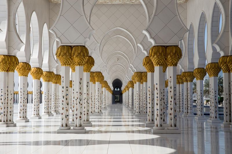 Sheikh Zayed Grand Mosque este una dintre cele mai mari moschei din lume.
