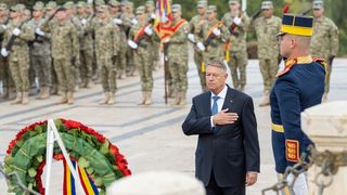 Mesajul lui Klaus Iohannis de Ziua Armatei Rom&acirc;ne: &bdquo;Militarii rom&acirc;ni sunt elemente-cheie &icirc;n menţinerea posturii de descurajare şi apărare a NATO &icirc;n regiunea Mării Negre&rdquo;