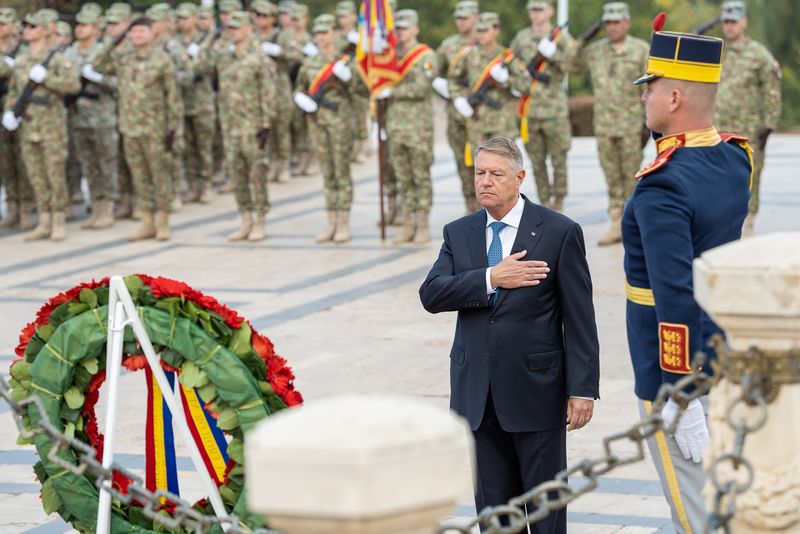 Mesajul lui Klaus Iohannis de Ziua Armatei Române: „Militarii români sunt elemente-cheie în menţinerea posturii de descurajare şi apărare a NATO în regiunea Mării Negre”