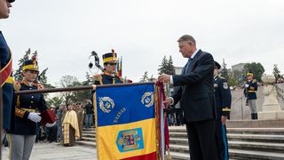 Mesajul lui Klaus Iohannis de Ziua Armatei Rom&acirc;ne: &bdquo;Militarii rom&acirc;ni sunt elemente-cheie &icirc;n menţinerea posturii de descurajare şi apărare a NATO &icirc;n regiunea Mării Negre&rdquo;