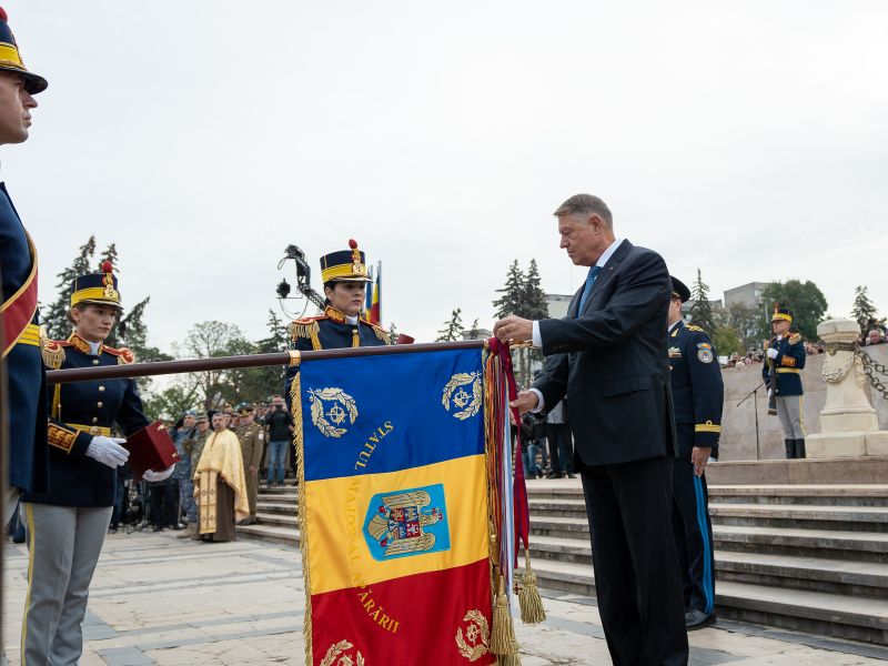 Mesajul lui Klaus Iohannis de Ziua Armatei Române: „Militarii români sunt elemente-cheie în menţinerea posturii de descurajare şi apărare a NATO în regiunea Mării Negre”