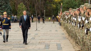 Mesajul lui Klaus Iohannis de Ziua Armatei Rom&acirc;ne: &bdquo;Militarii rom&acirc;ni sunt elemente-cheie &icirc;n menţinerea posturii de descurajare şi apărare a NATO &icirc;n regiunea Mării Negre&rdquo;