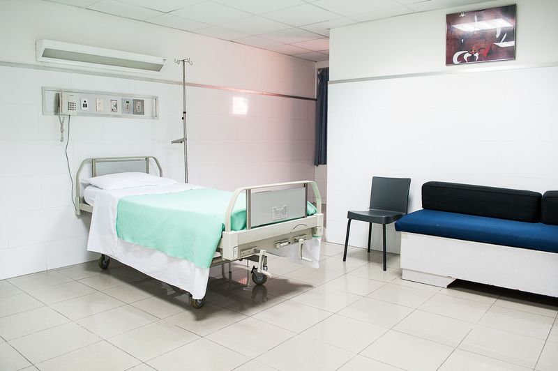 Managerul Spitalului Județean Brăila a demisionat după ce un pacient a fost găsit decedat lângă gard. Fiul bărbatului face acuzații: „Starea tatălui meu s-a deteriorat pe parcursul perioadei în care a stat în spital”