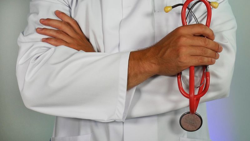 Managerul Spitalului Județean Brăila a demisionat după ce un pacient a fost găsit decedat lângă gard. Fiul bărbatului face acuzații: „Starea tatălui meu s-a deteriorat pe parcursul perioadei în care a stat în spital”