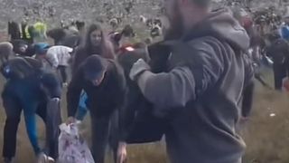 Un influencer ceh a aruncat din elicopter un milion de dolari. Peste 3.500 de oameni s-au &icirc;ngrămădit să ia bancnotele de pe păm&acirc;nt: &bdquo;A plouat cu bani!&rdquo;