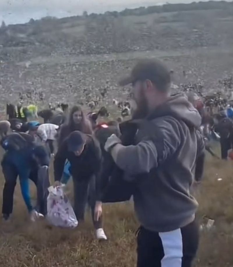 Un influencer ceh a aruncat din elicopter un milion de dolari. Peste 3.500 de oameni s-au îngrămădit să ia bancnotele de pe pământ: „A plouat cu bani!”