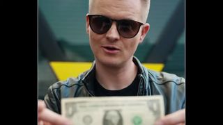 Un influencer ceh a aruncat din elicopter un milion de dolari. Peste 3.500 de oameni s-au &icirc;ngrămădit să ia bancnotele de pe păm&acirc;nt: &bdquo;A plouat cu bani!&rdquo;