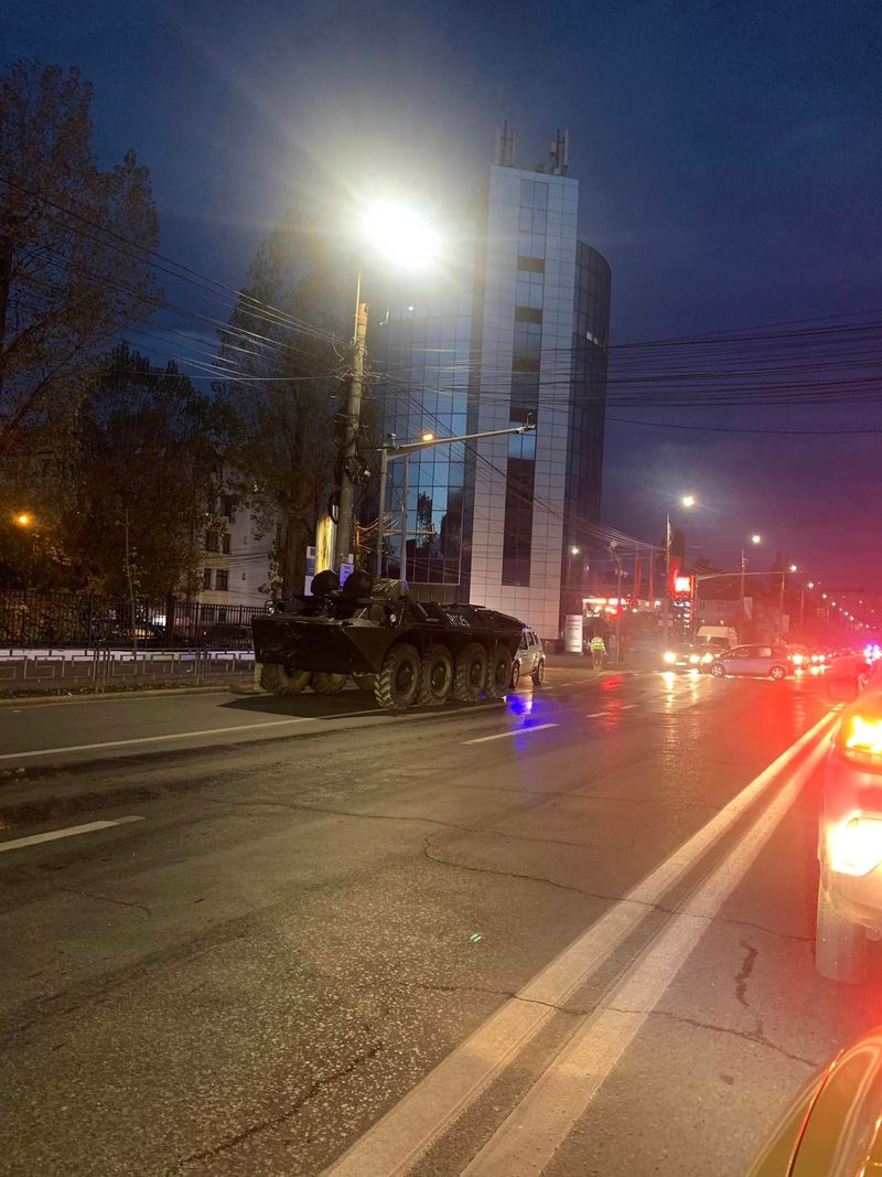 Accident rutier Iași: O mașină militară a lovit un autoturism care nu a acordat prioritate