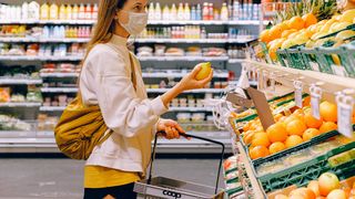 VIDEO. Lista alimentelor de bază care nu se pot scumpi, extinsă de Guvern. Cozonacii și carnea tocată, mai ieftine de Sărbători