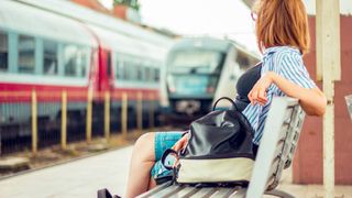  C&acirc;t timp petrece un rom&acirc;n &icirc;n gară, aștep&acirc;nd sosirea &icirc;nt&acirc;rziată a trenului?