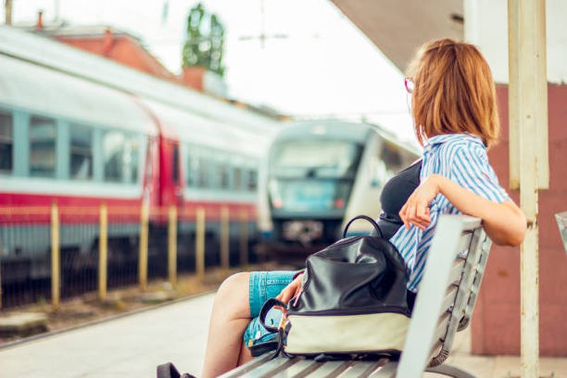  Cât timp petrece un român în gară, aștepând sosirea întârziată a trenului?