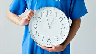 Rom&acirc;nia trece la ora de iarnă. Cum se schimbă ceasurile