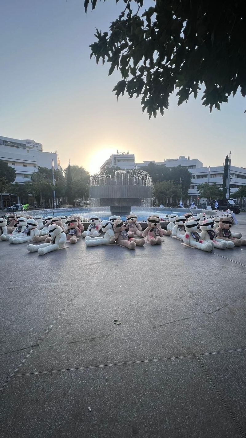 Ursuleți de pluș captivi înconjoară Piața Dizengoff din Tel Aviv pentru a-i reprezenta pe cei 30 de copii care au fost răpiți fără milă de teroriștii Hamas.