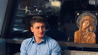 Daniel Borgovan, un t&acirc;năr de 30 de ani din Bistrița cu rezultate excepționale la box a fost găsit inconștient pe scările unui bloc, &icirc;n fața unui apartament de la etajul al treilea. 