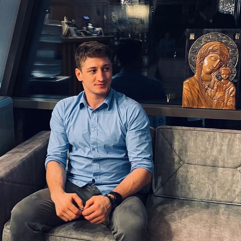 Daniel Borgovan, un tânăr de 30 de ani din Bistrița cu rezultate excepționale la box a fost găsit inconștient pe scările unui bloc, în fața unui apartament de la etajul al treilea. 