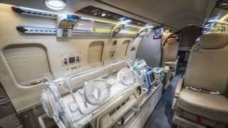 Ambulanțele aeriene sunt dotate cu un incubator pentru transportul bebelușilor și cu un plăm&acirc;n artificial.