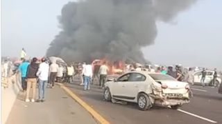 &Icirc;n urma accidentului cozi &icirc;ntregi de mașini s-au format pe respectiva autostradă. Uni dintre ei au &icirc;ncercat să ajute cu ce au putut pentru a &icirc;ndepărta pericolul.