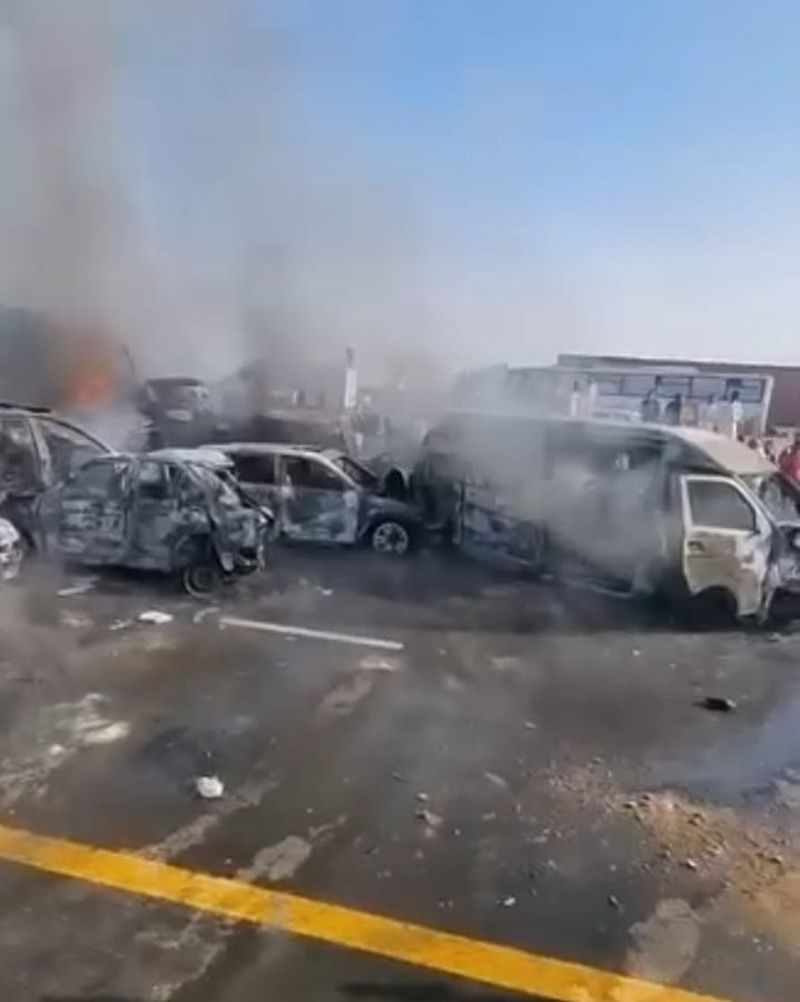 Într-un videoclip oamenii se îmbulzesc, iar pe fundal se aud țipete de disperare.