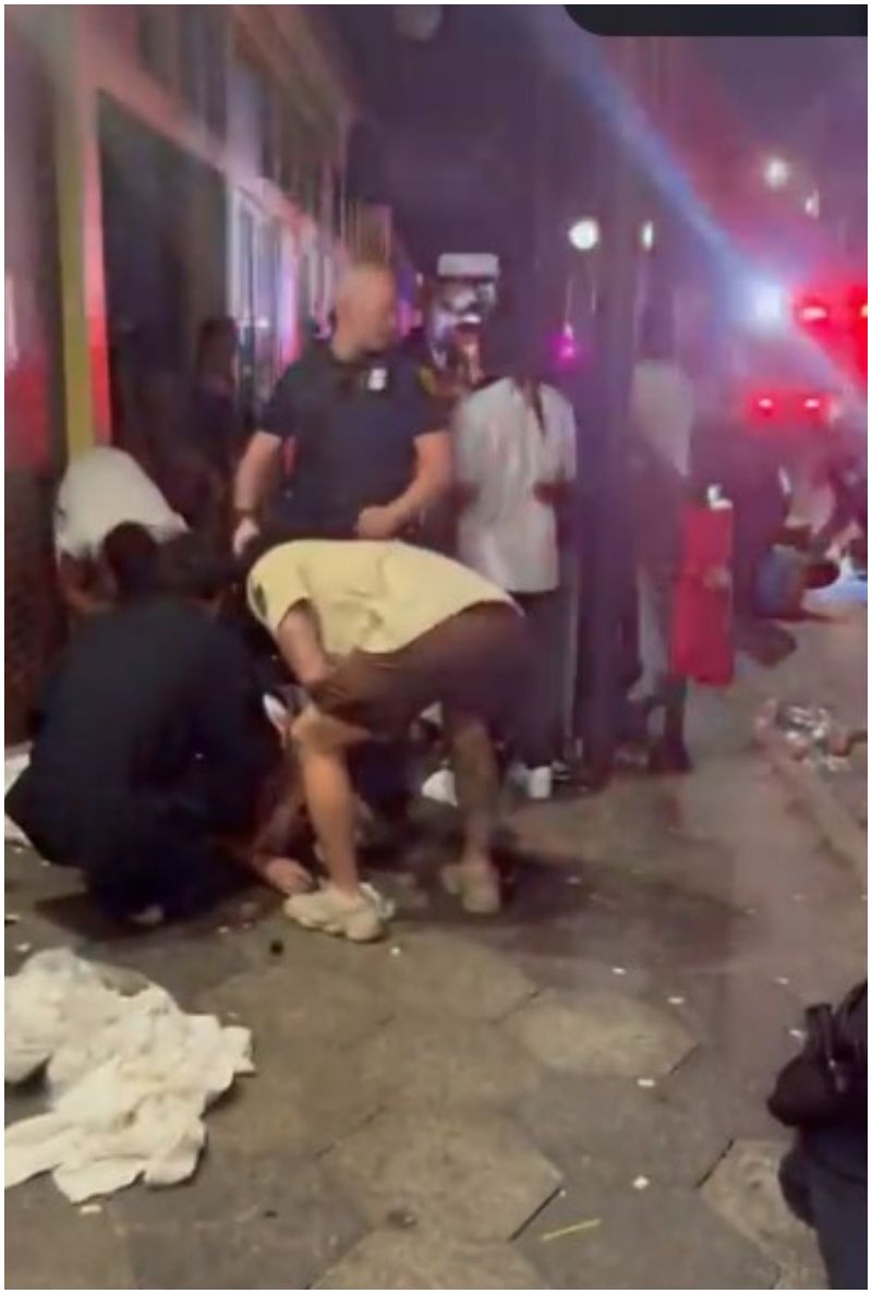 Totul ar fi pornit de la o bătaie în fața localului unde avea loc o petrecere tematică de Halloween.